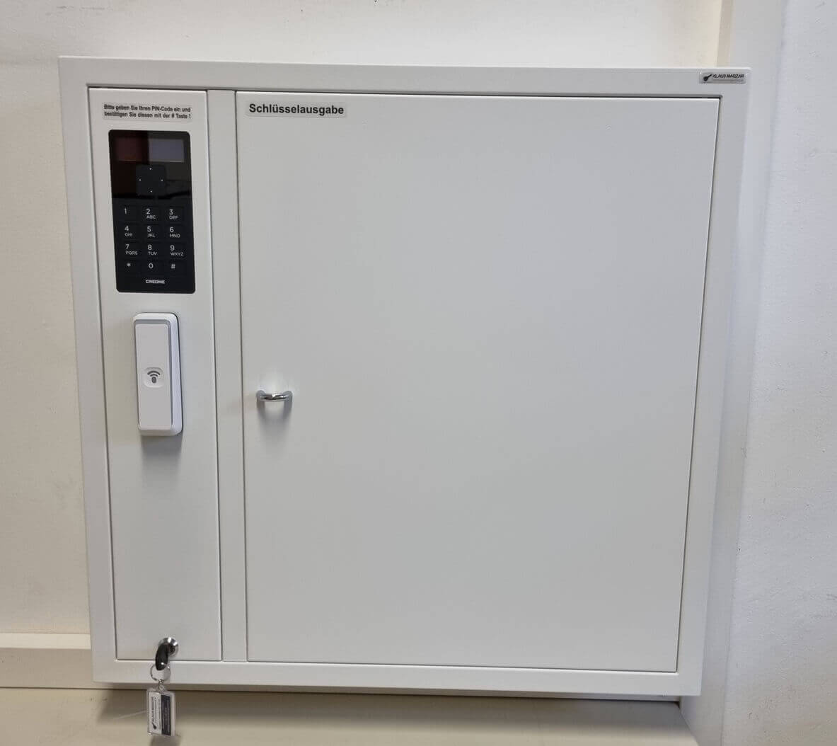 Weißer Schlüsselkasten mit elektronischem PIN- und RFID-Zugangssystem für die sichere Schlüsselausgabe an der Wand