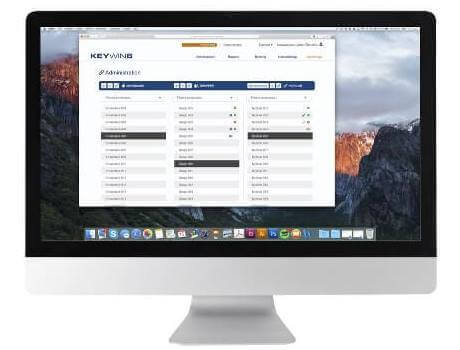 Apple iMac mit geöffneter Verwaltungssoftware auf dem Bildschirm Ein Apple iMac, auf dessen Bildschirm eine Verwaltungssoftware mit Listenansicht geöffnet ist