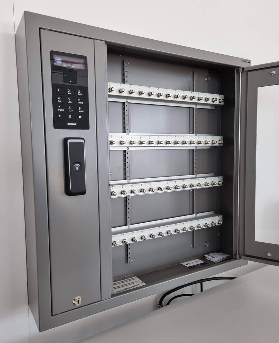 Offener elektronischer Schlüsselschrank aus Metall mit mehreren Hakenreihen, PIN-Tastatur und RFID-Lesegerät zur Verwaltung von Schlüsseln