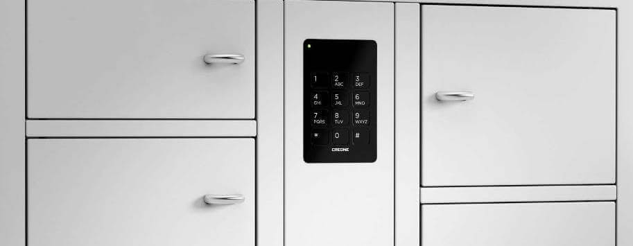 Moderner Schließfachschrank aus Metall mit elektronischer Zahlencode-Tastatur und mehreren abschließbaren Fächern