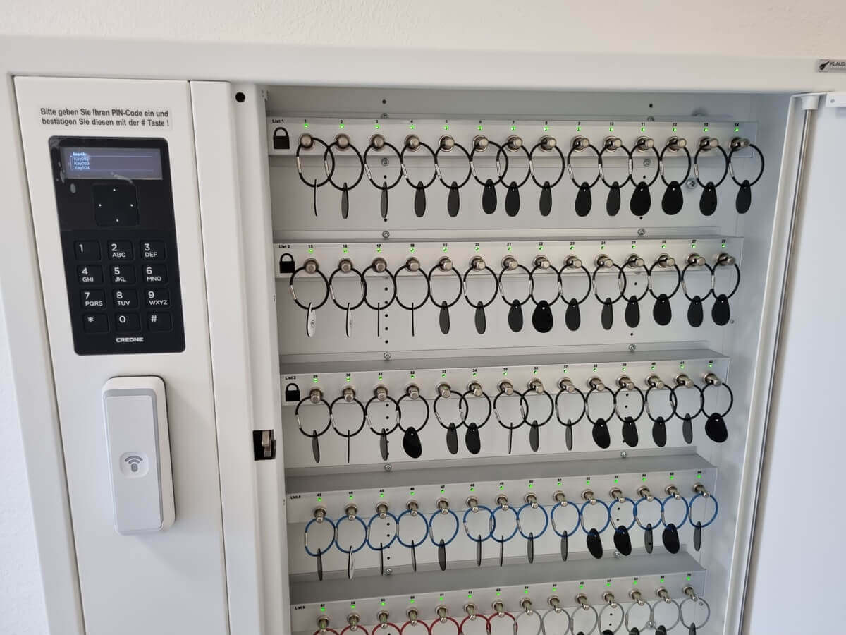 Offener, elektronischer Schlüsselschrank mit PIN-Code-Tastatur und vielen einzeln gesicherten Schlüsseln auf mehreren Reihen