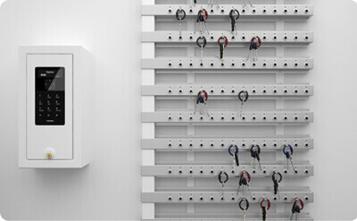 Elektronisches Schlüsselausgabesystem mit Wandhalterung und mehreren Schlüsseln Moderne elektronische Schlüsselausgabestation mit zahlreichen Schlüsseln an einer Wandhalterung