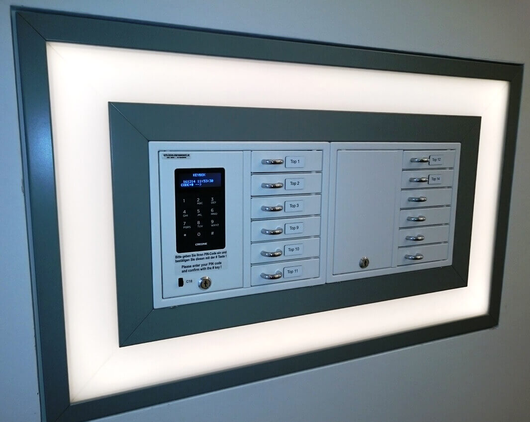 Elektronisches Schlüsseldepot mit nummerierten Fächern, Tastenfeld und Beleuchtung zur sicheren Aufbewahrung von Schlüsseln an der Wand