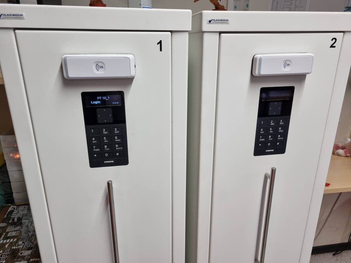 Zwei weiße Wertschutzschränke mit aufgesetztem RFID-Lesegerät und digitalem Zahlenschloss der Marke CREONE, beschriftet mit den Zahlen 1 und 2