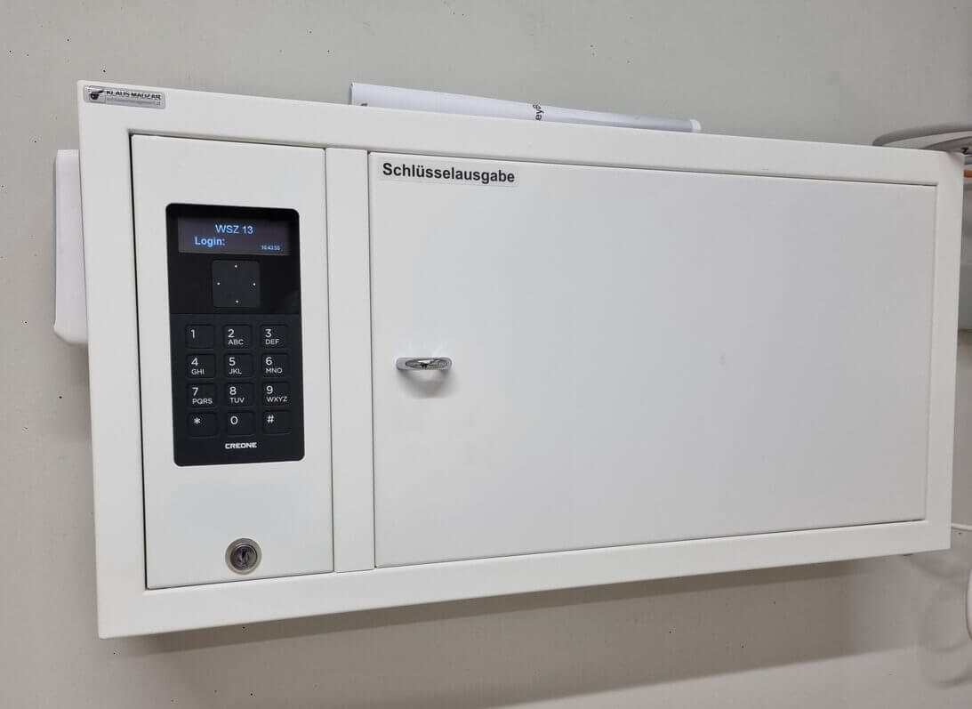 Elektronischer Schlüsselausgabeschrank mit Tastatur und Display für die sichere Schlüsselverwaltung an der Wand
