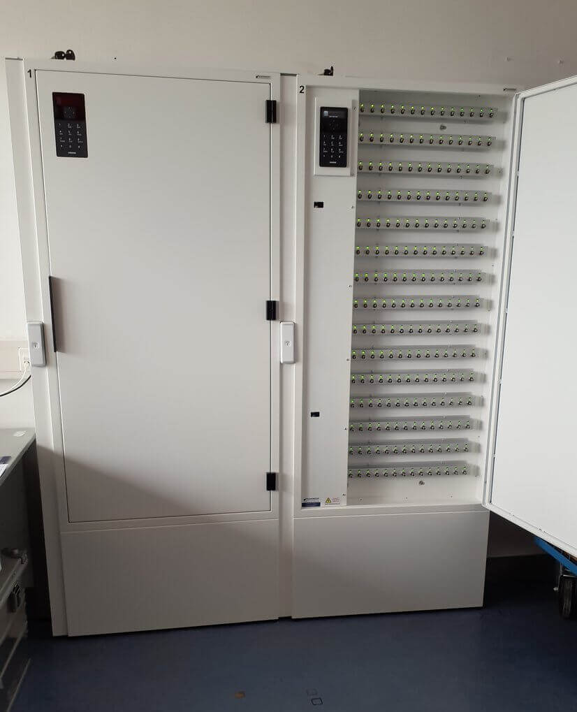 Elektroschlüsselschrank mit geöffnetem Türfach, vielen beleuchteten Steckplätzen und digitalem Zahlenschloss